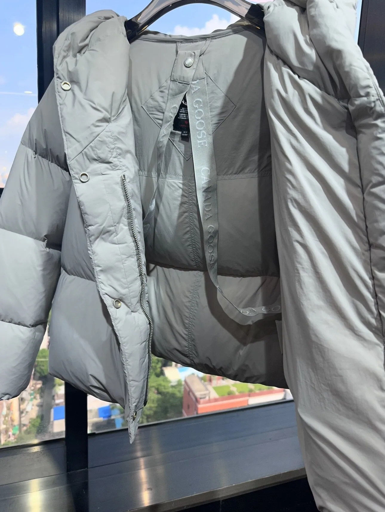 P1100 Top-quality original Canada Goose new model for autumn and winter. It is warm and has no sense of restraint. It is made of national standard 90 white duck down. It is light and elegant, giving you all-round warmth! The appearance of the upper body is more classy and stylish, allowing warmth and grace to go hand in hand. The multiple car lines on the center line are strict and symmetrical, keeping warm and waiting. The logo on the chest embellishes the whole piece! The unique taste goes deep into the bone marrow. It is age-reducing and full of warmth. It has a simple and elegant look and has the same color for men and women. Black Gray Size: XS-S M L